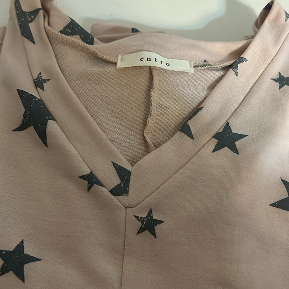Entro size large light pink w/gray stars. Hi lo in back. Extra roomy. NWOT - Picture 7 of 7